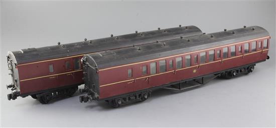 A Gauge 1 set of two coaches, crimson with beige end, 54 cm long with auto coupling, Nos 7890 and 7891, 2 or 3 rail